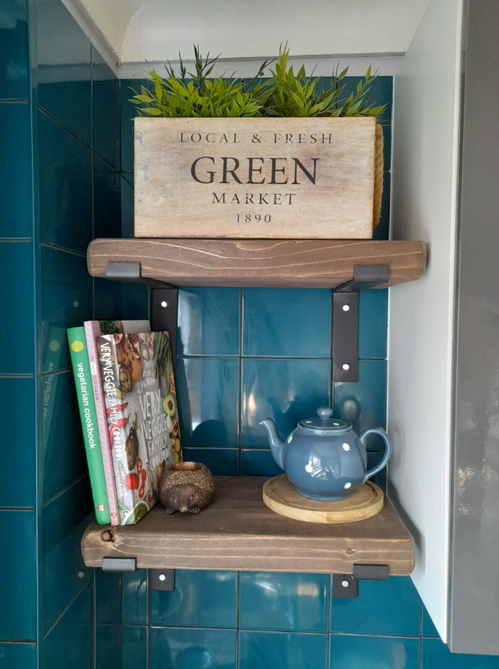 Chunky Shelving with 2 Metal Brackets